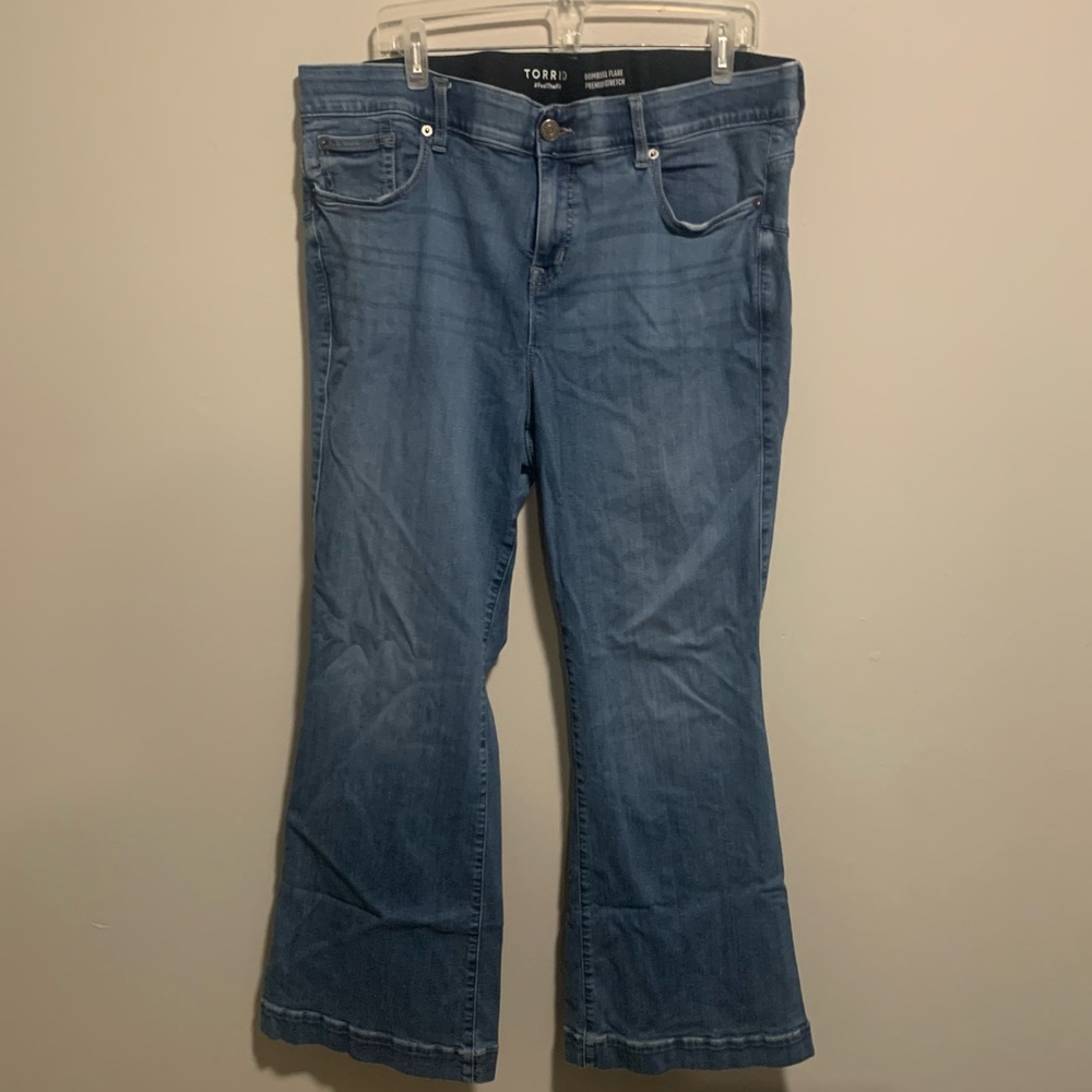 Torrid Bombshell Flare Jeans 22R Medium Wash Premium Stretch Sz 22 - Picture 2 of 5